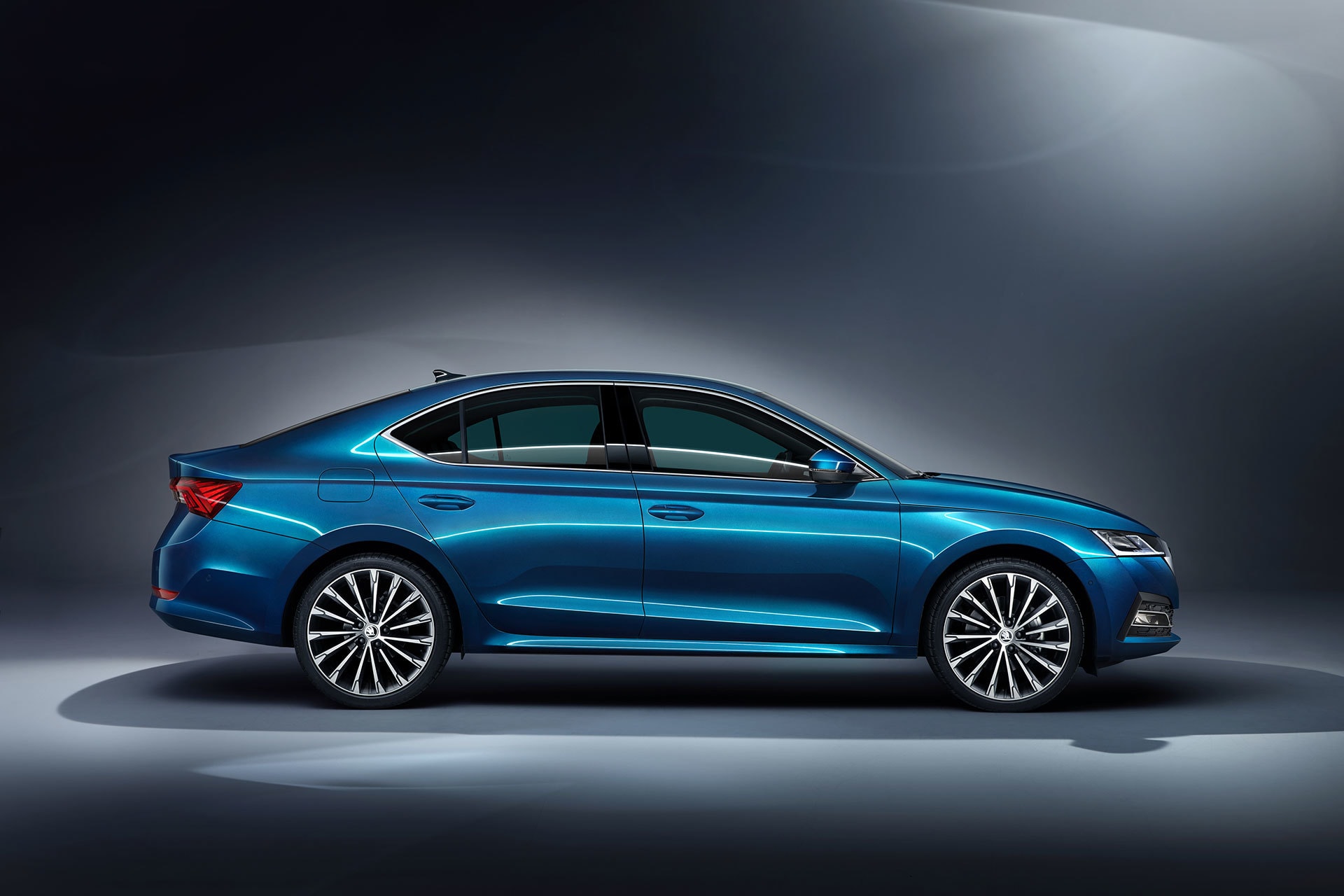 Lado del Skoda Octavia, resaltando la elegancia de sus líneas bajo una luz suave