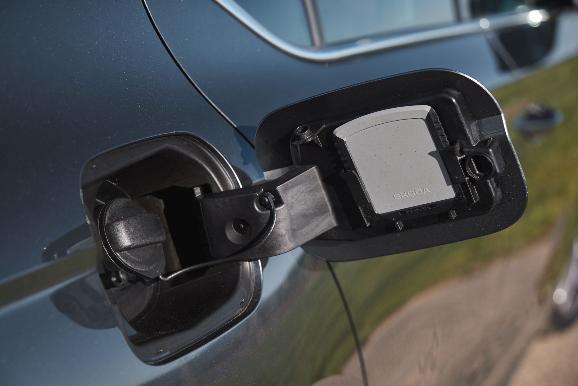 Vista lateral del Skoda Octavia, resalta su elegancia y aerodinámica.