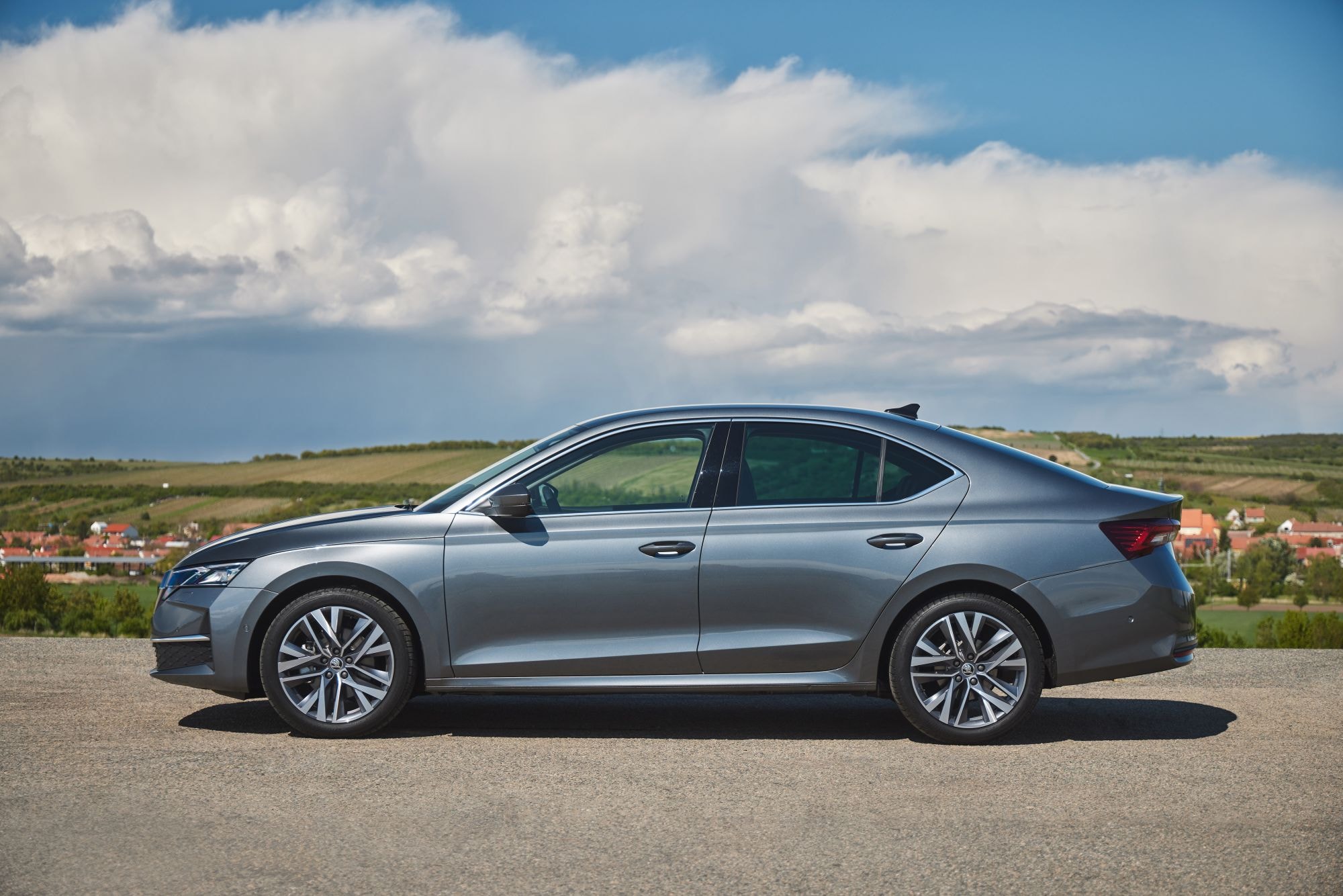 Skoda Octavia en movimiento, demostrando su potente desempeño.