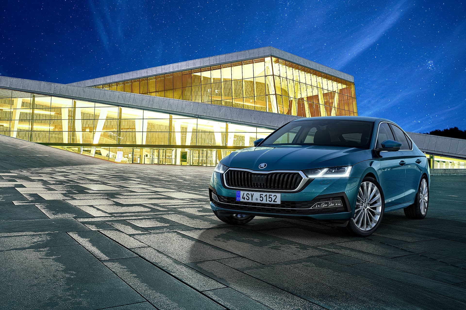 Skoda Octavia bajo la iluminación urbana, realzando sus rasgos premium