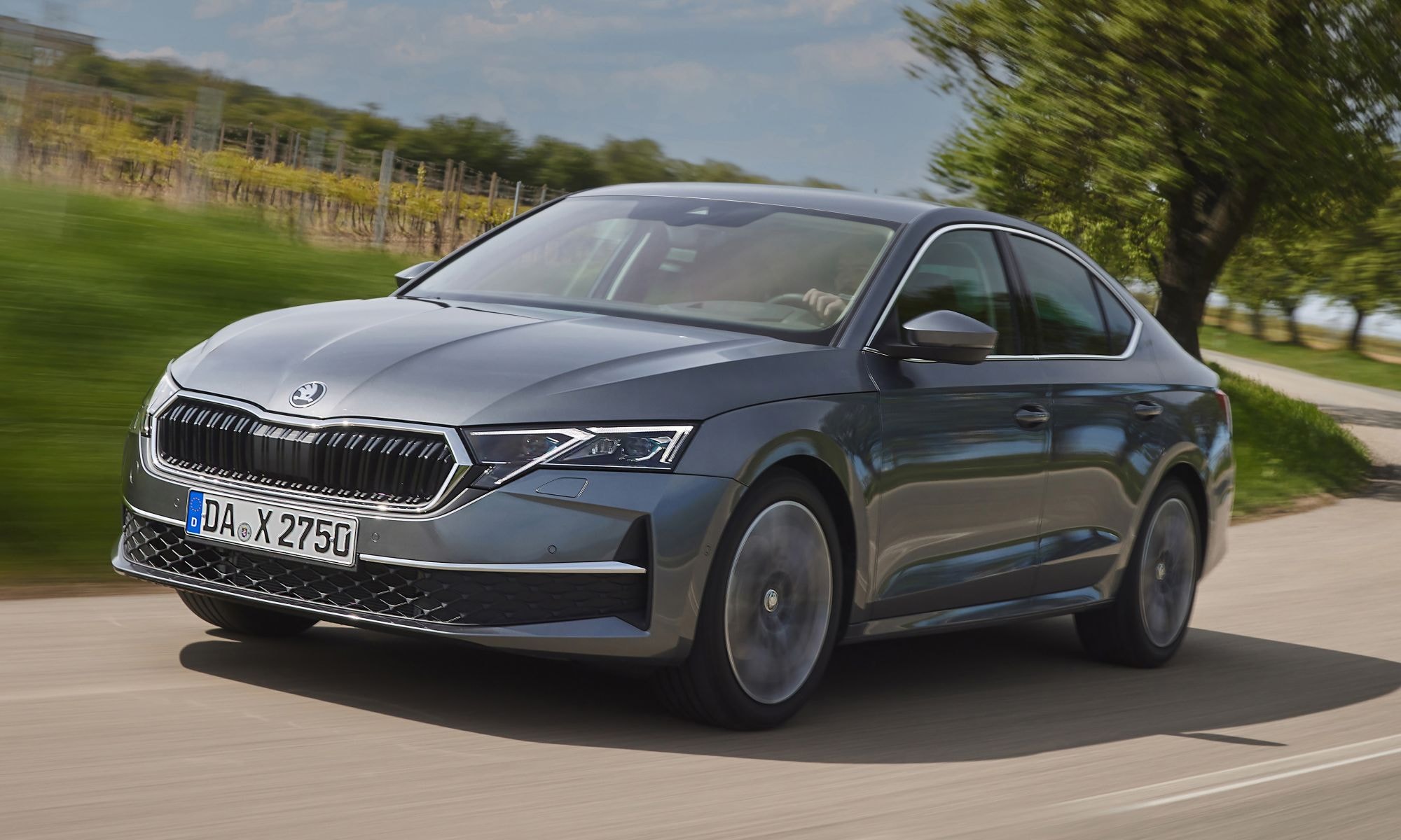 Vista lateral del Skoda Octavia mostrando su elegante diseño y llantas