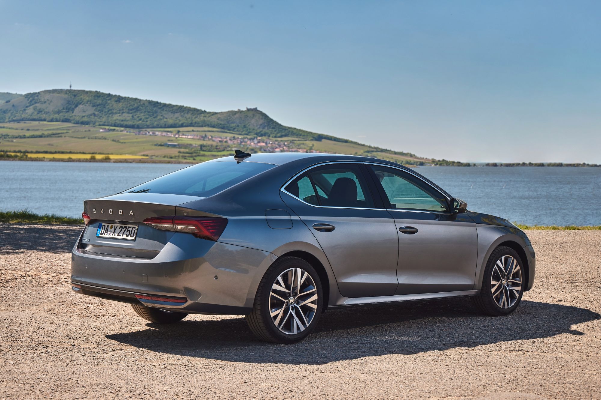 Vista lateral y trasera del Skoda Octavia que resalta sus líneas elegantes.