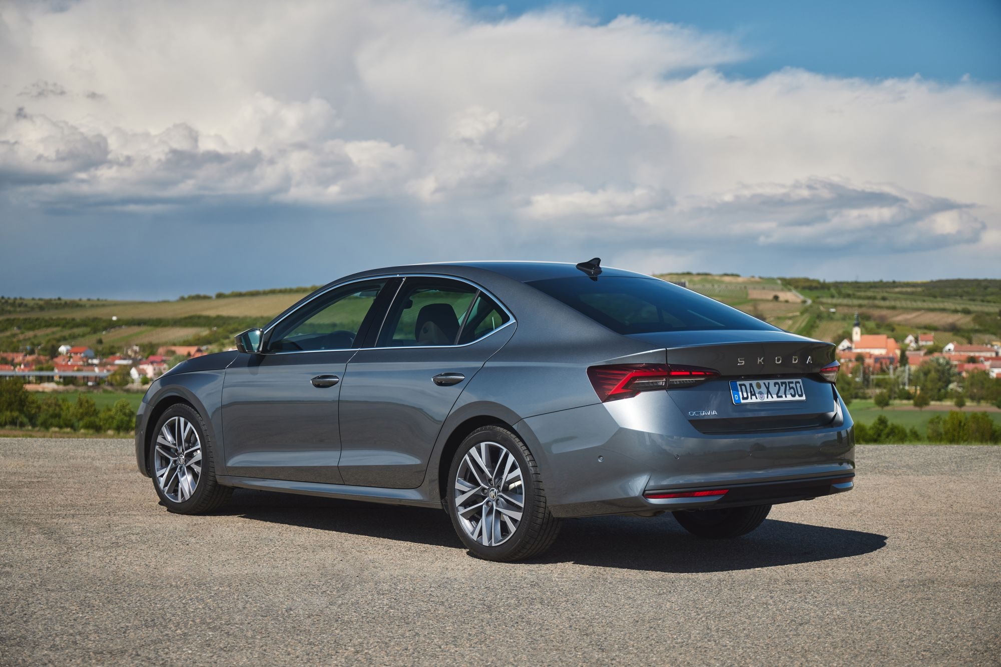 Vista trasera y lateral del Skoda Octavia, un diseño cautivador.