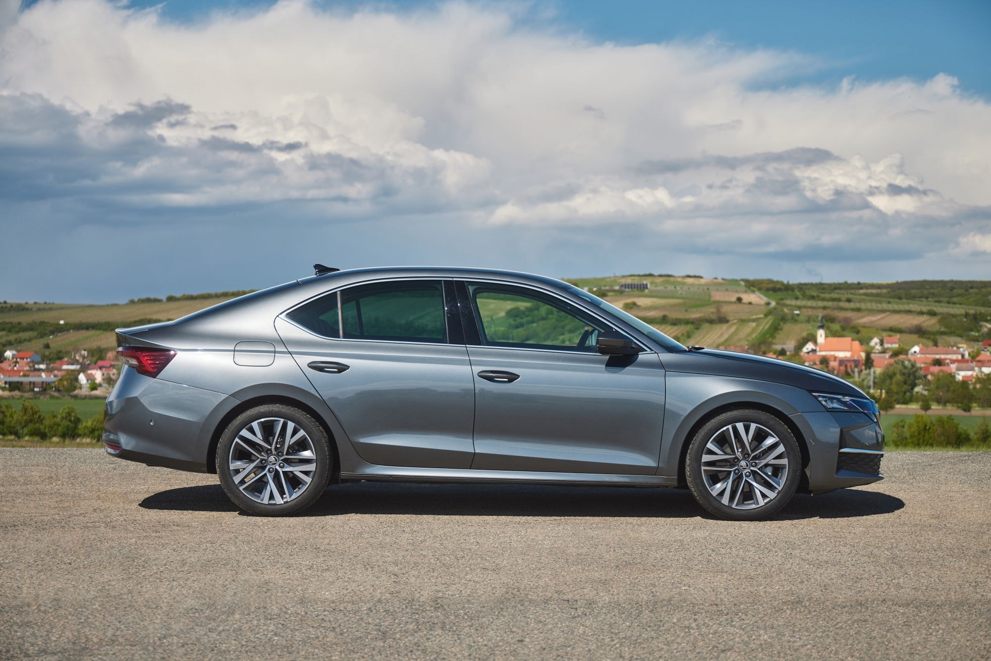 Otra perspectiva del Skoda Octavia, destacando su estilo contemporáneo.