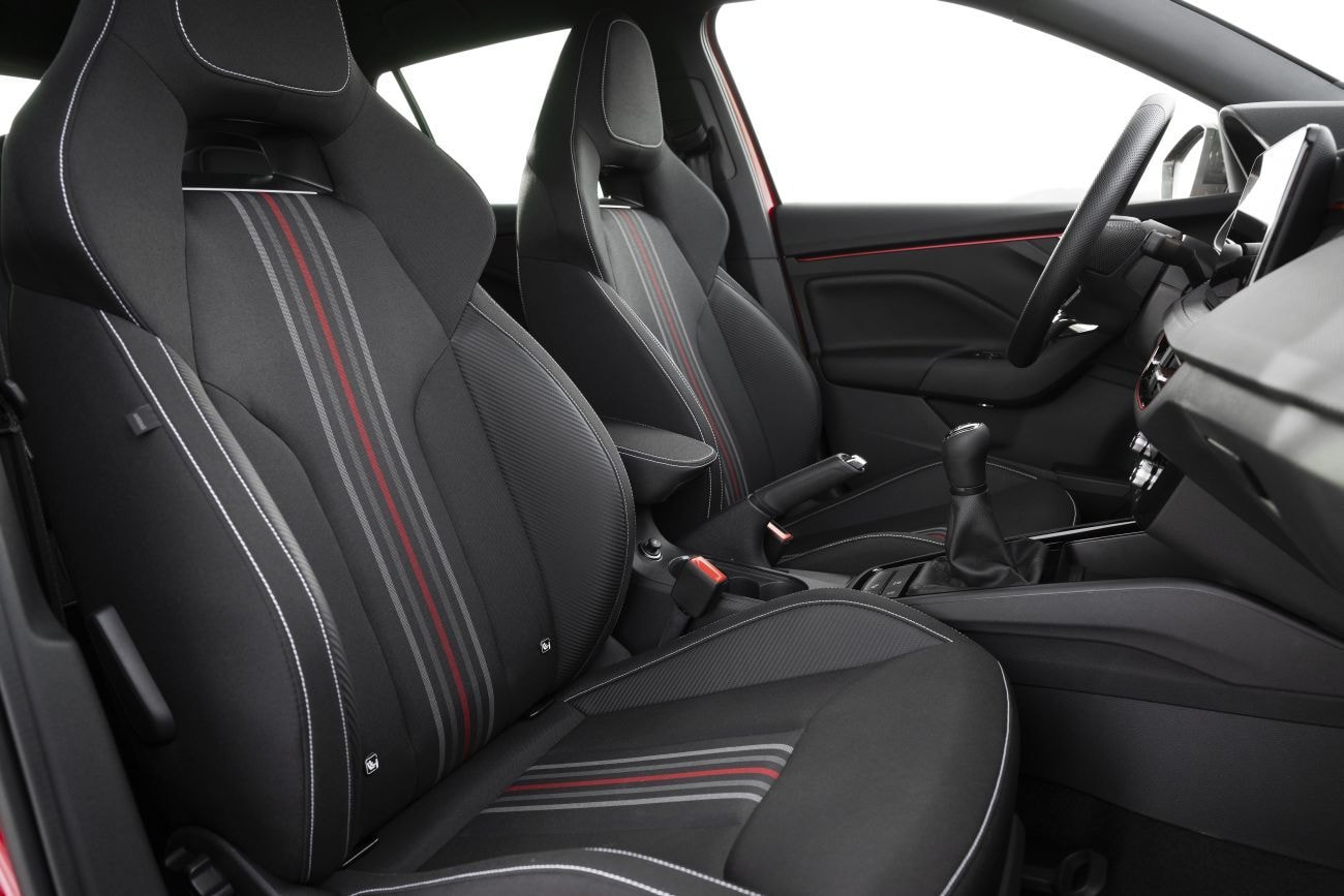 Asientos deportivos del Skoda Scala, confort y sujeción con estilo deportivo.