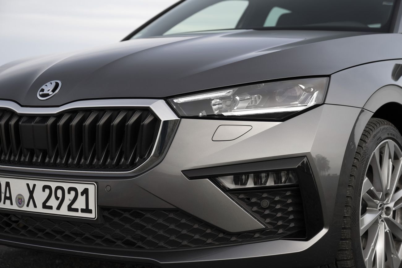 Frente del Skoda Scala con detalle de los faros y parrilla distintiva.