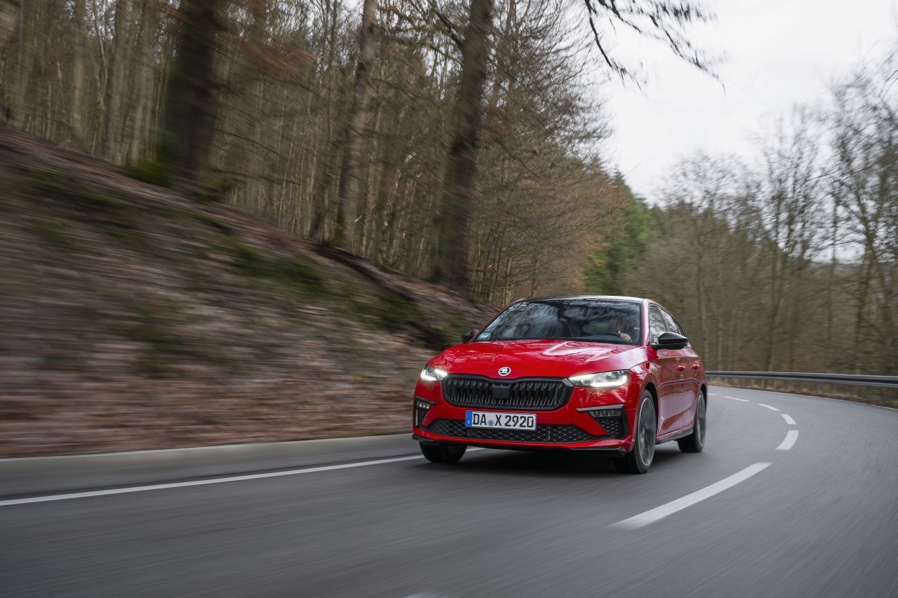 Vista dinámica del Skoda Scala rodando, enfatizando su diseño y carácter ágil.