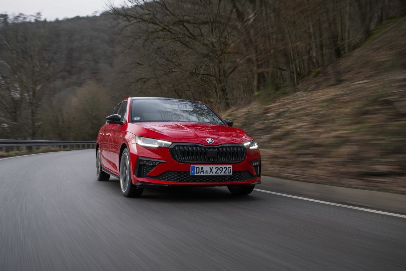 Vista frontal del Skoda Scala en movimiento, realzando su dinamismo y estética.