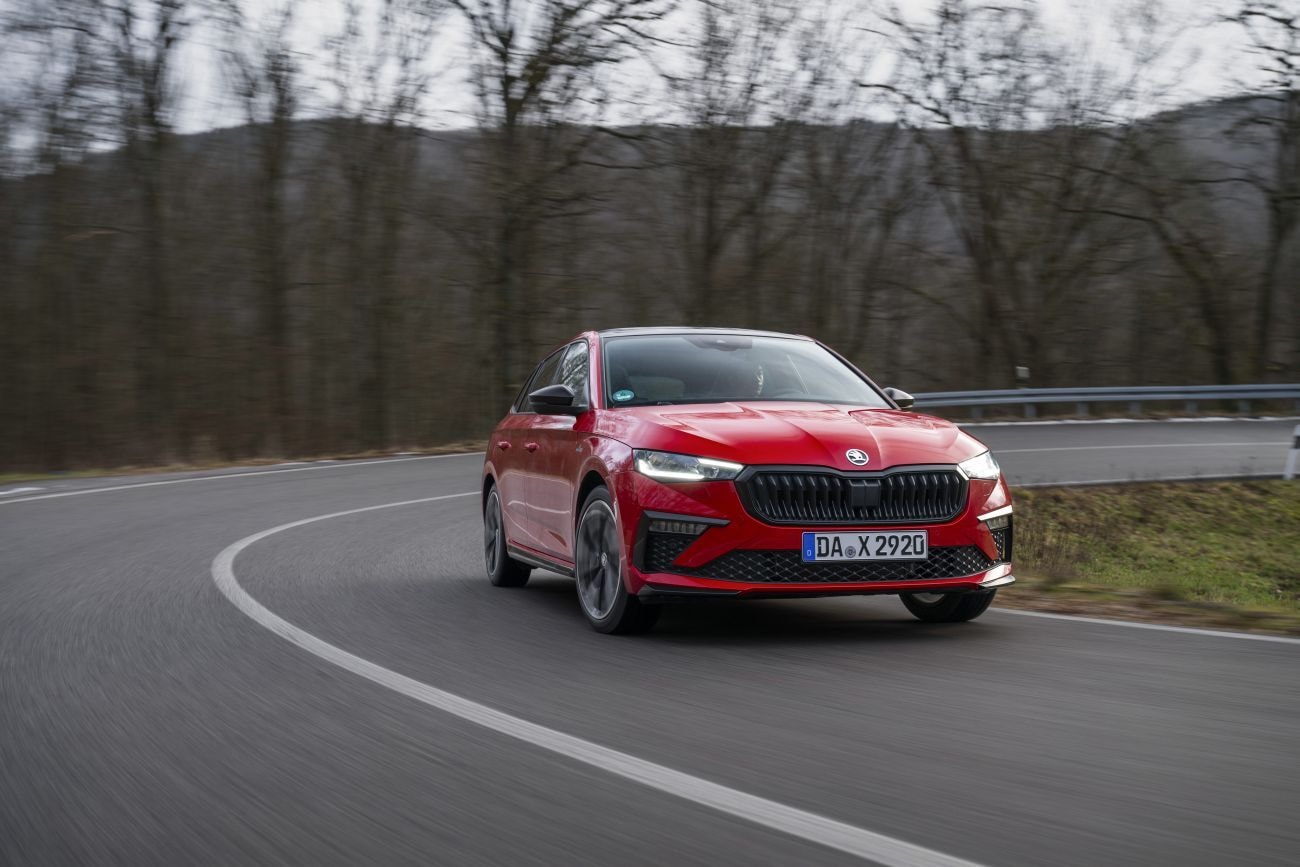 Vista frontal del Skoda Scala en marcha, mostrando el diseño frontal y luces.