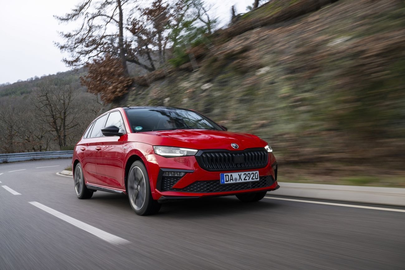 Skoda Scala en acción, frontal cercano destacando detalles de faros y parrilla.