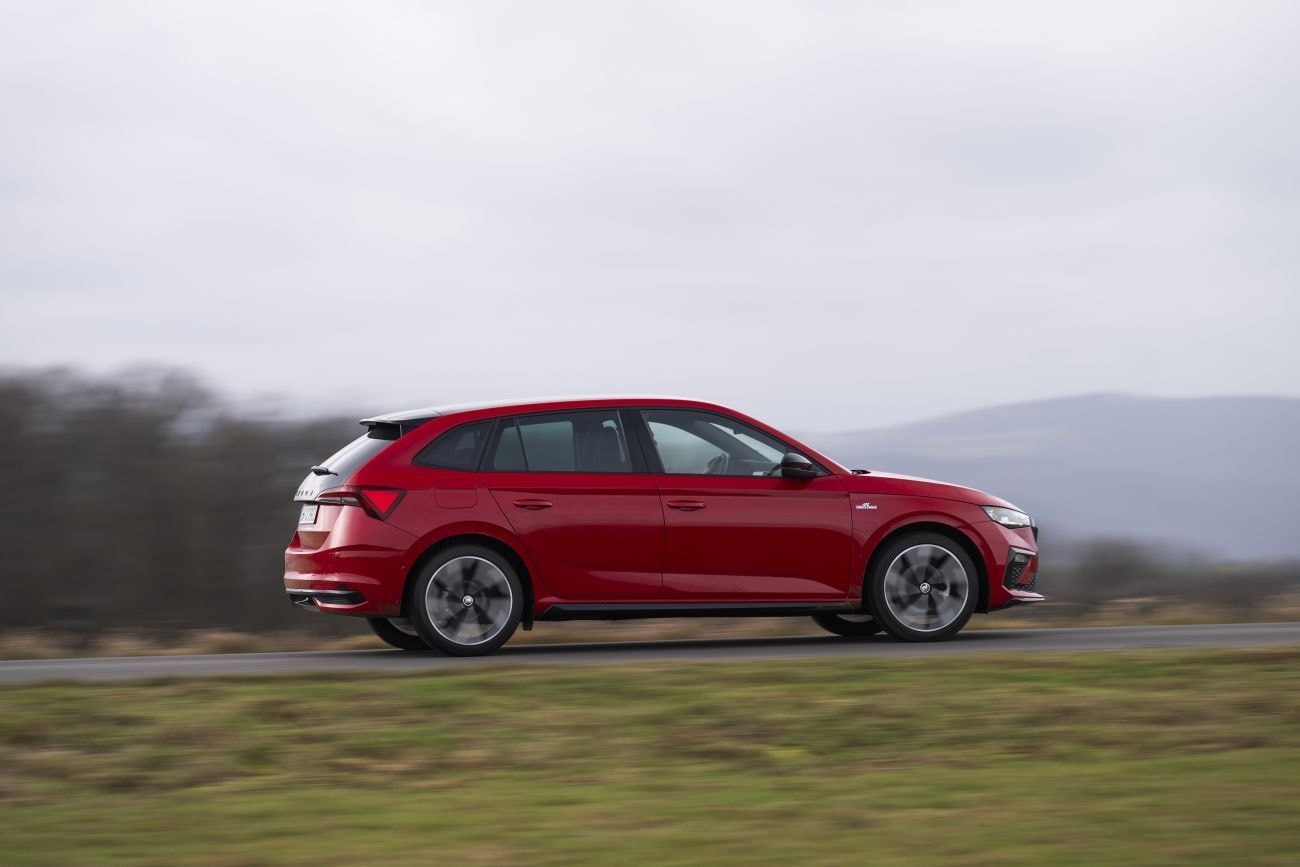 Imagen dinámica del Skoda Scala lateral que resalta su contorno y llantas.