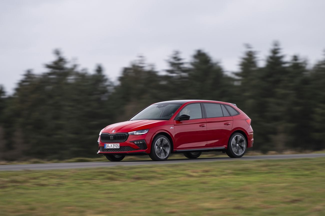 Vista lateral del Skoda Scala en movimiento, destacando su diseño dinámico.