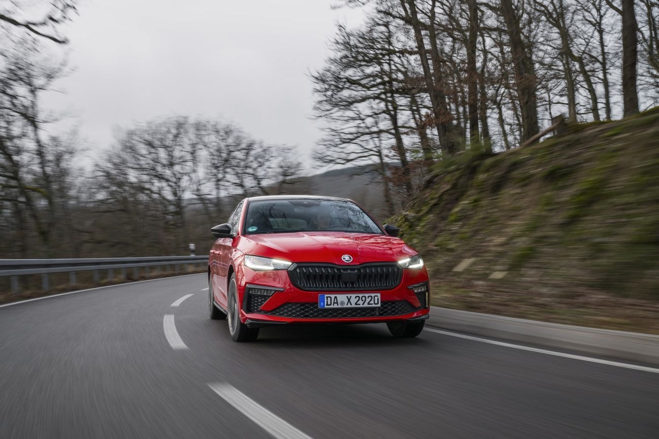 Imagen frontal del Skoda Scala rodando, enfatiza su imponente parrilla frontal.