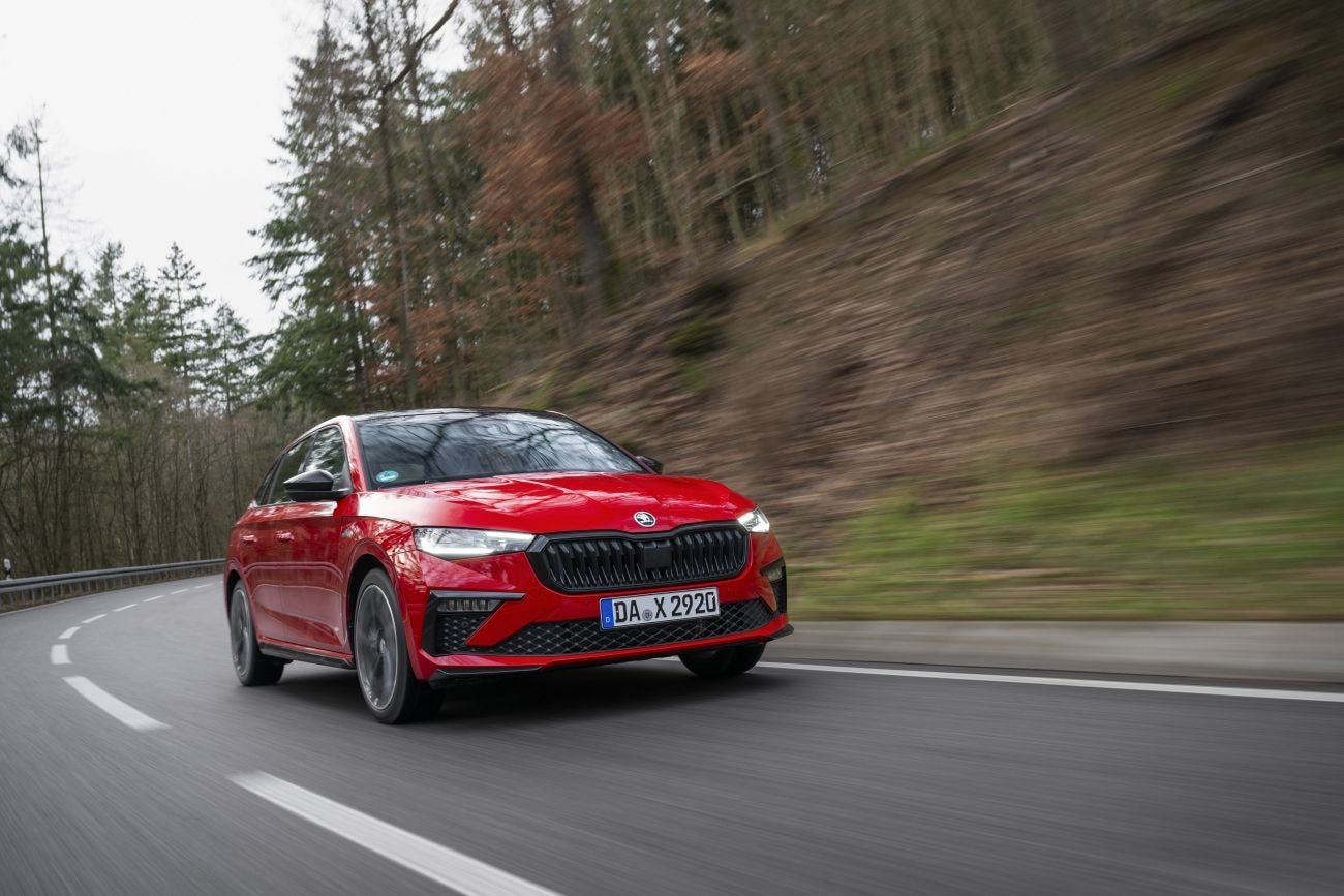 Fotografía en movimiento del Skoda Scala enfatizando su frontal agresivo y moderno.