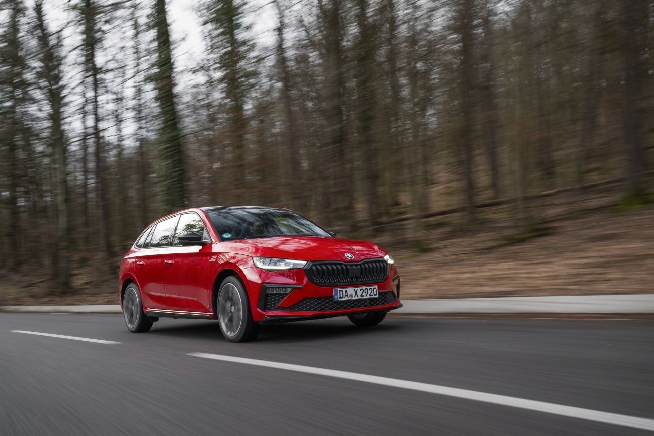 Perfil lateral del Skoda Scala en carretera que muestra su silueta y líneas.