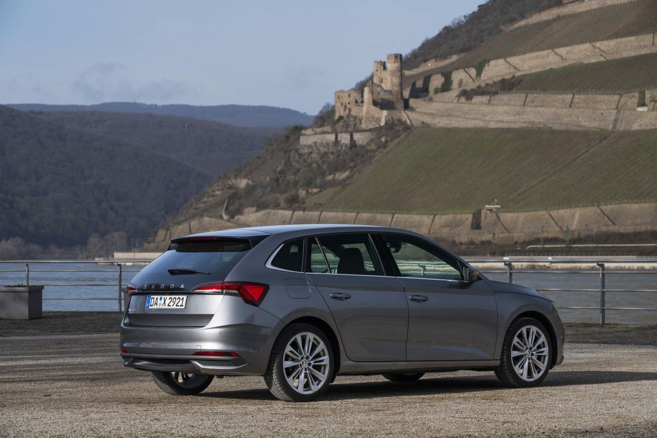 Vista lateral y trasera del Skoda Scala, destacando su línea y proporciones.