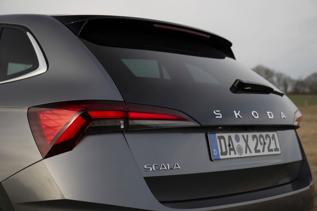 Trasera del Skoda Scala con iluminación LED y diseño distintivo de Skoda.