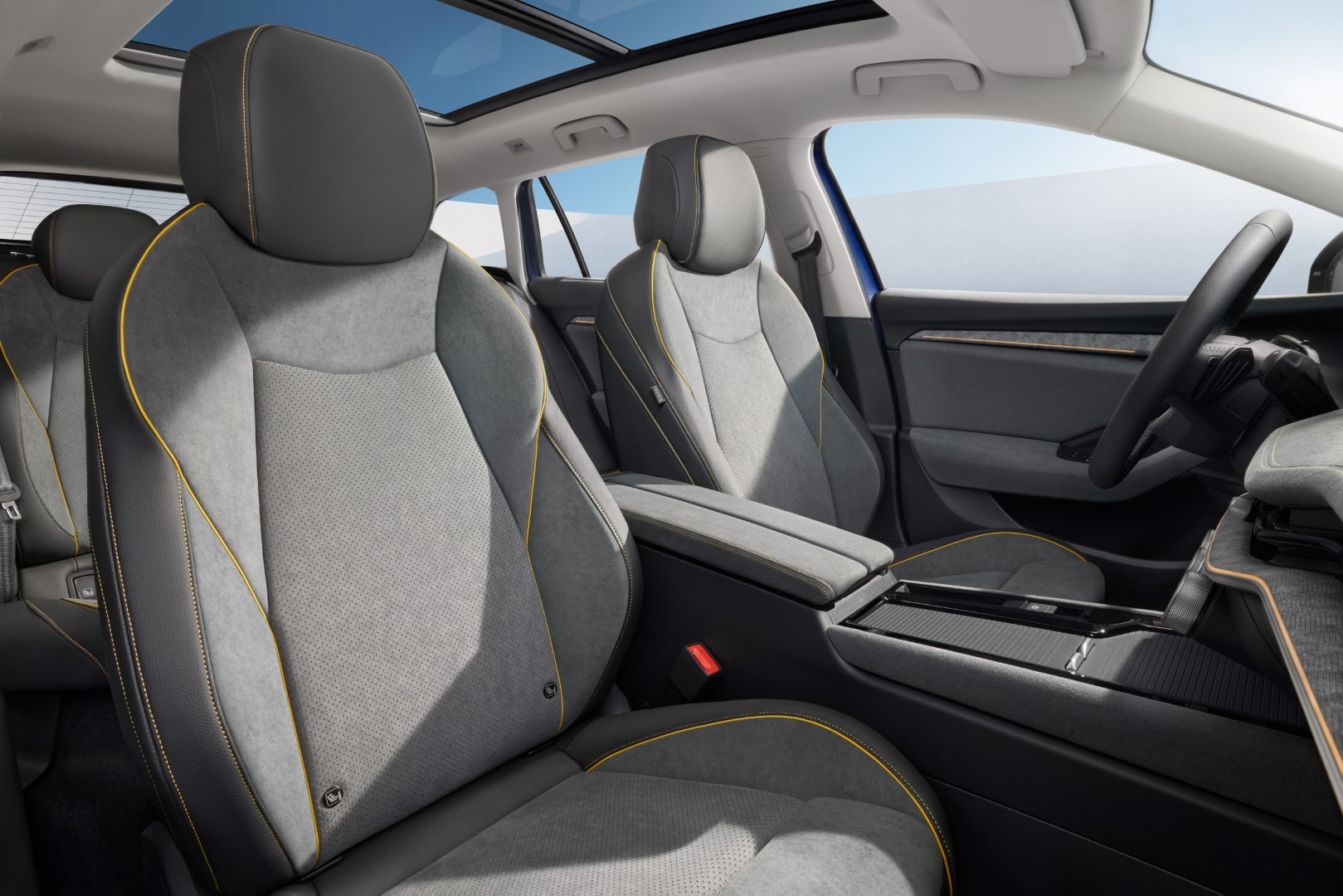 Asientos delanteros del Skoda Superb Combi resaltando su confort y diseño.