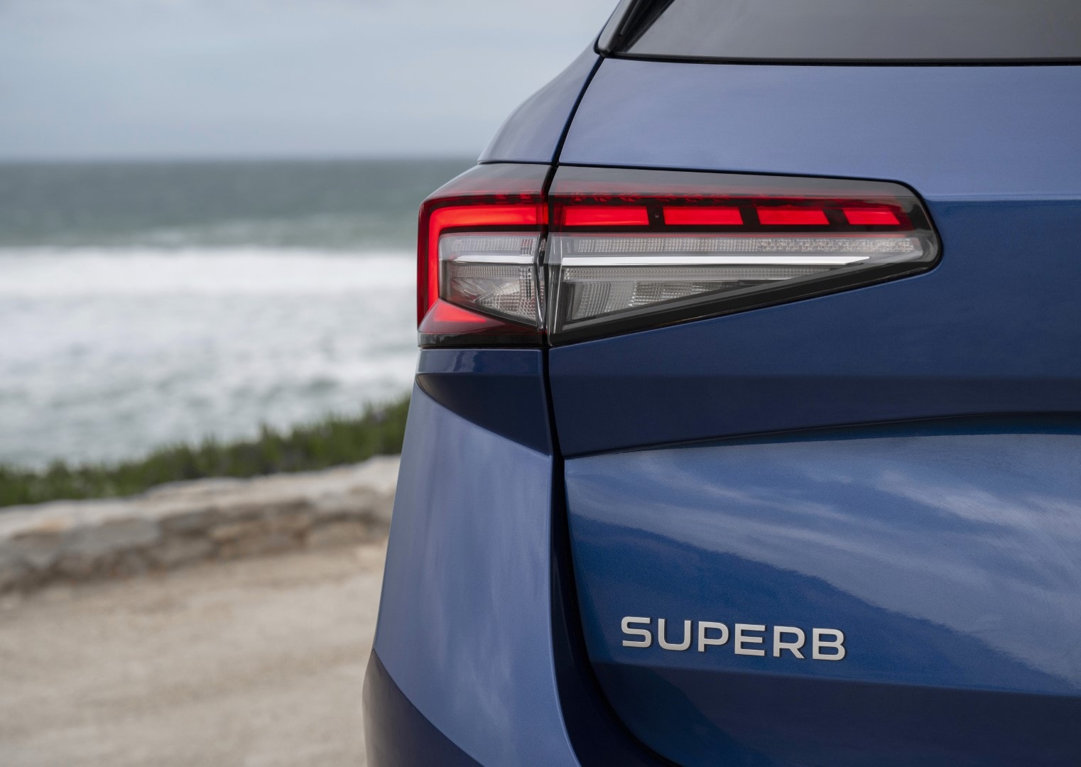 Detalle de la luz trasera del Skoda Superb Combi, realzando su diseño de iluminación.