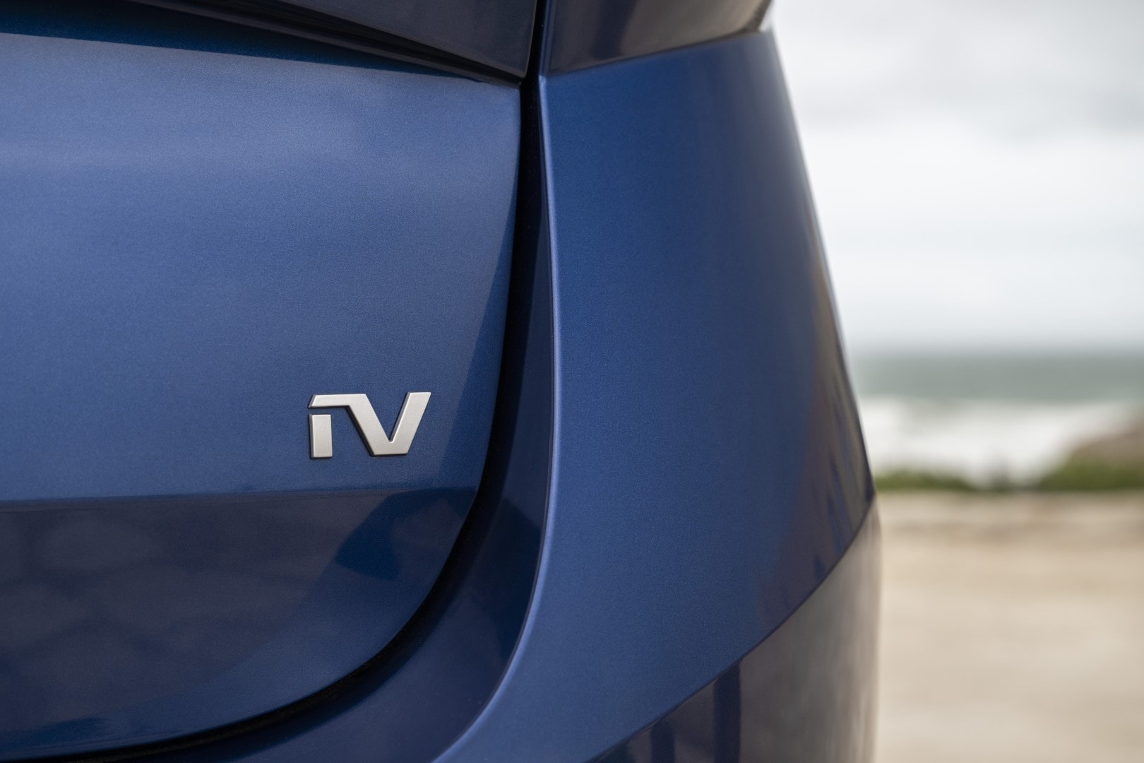 Detalle del emblema 'iV' que denota la versión híbrida enchufable del vehículo.