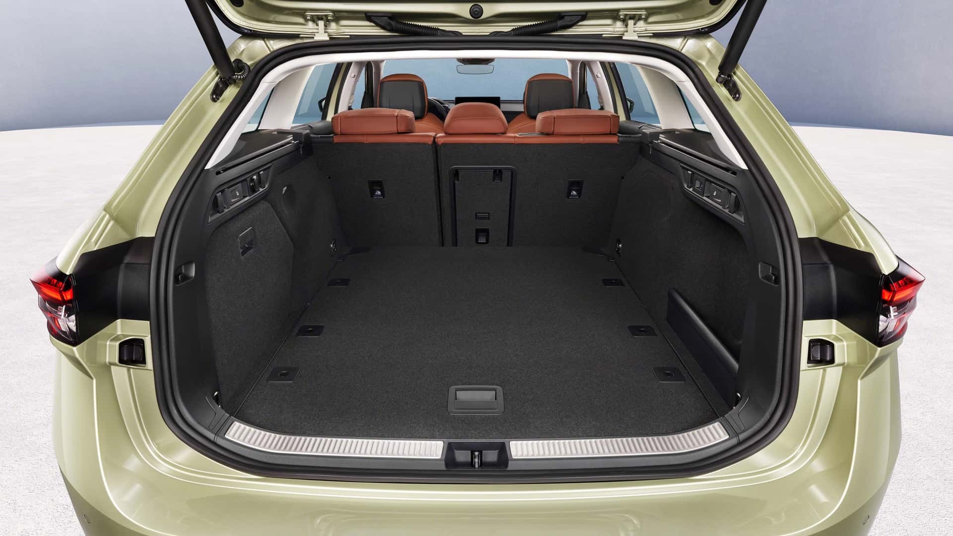 Amplio maletero del Superb Combi, ideal para largos viajes.