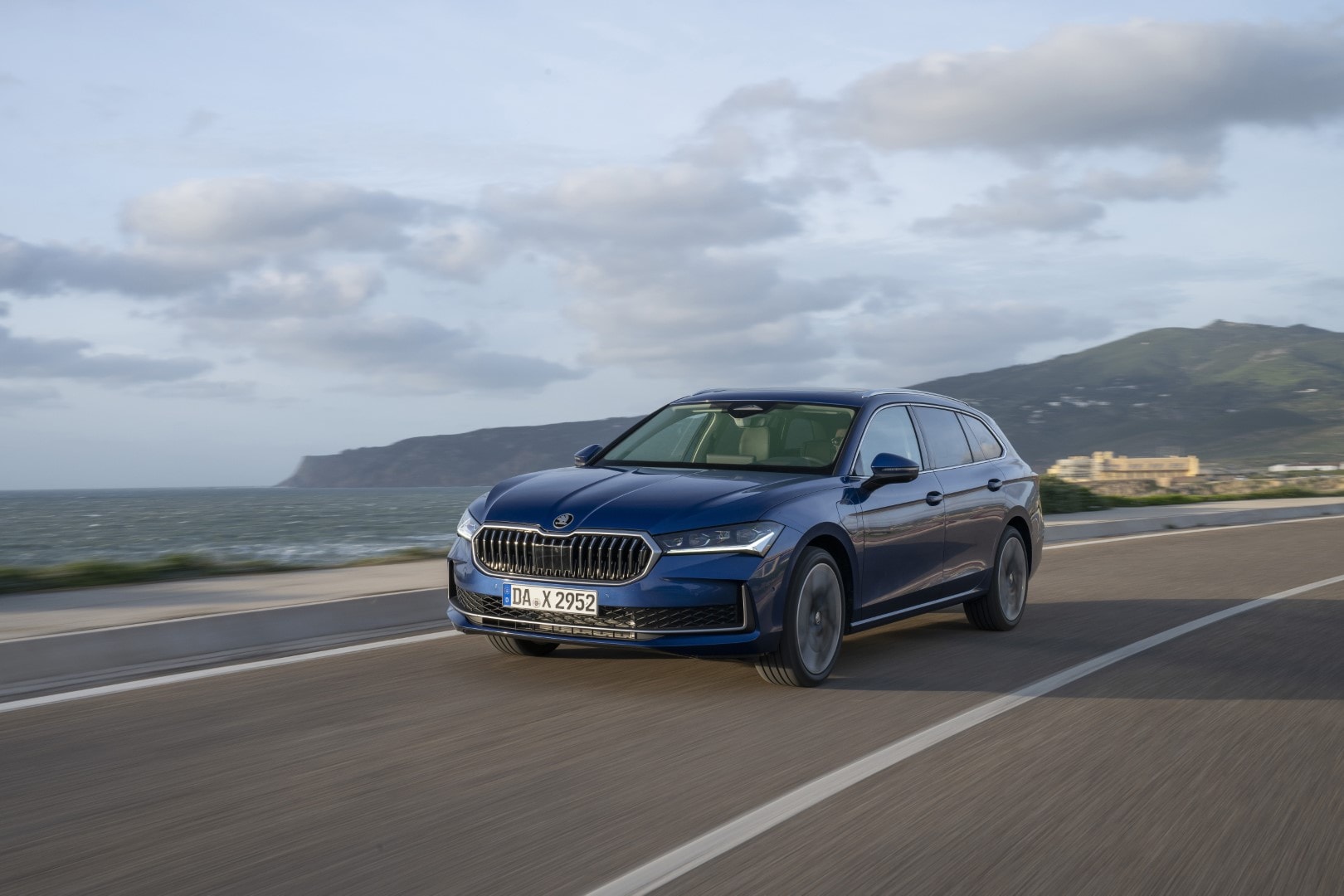 El Skoda Superb Combi captado en movimiento, destacando su frontal imponente.