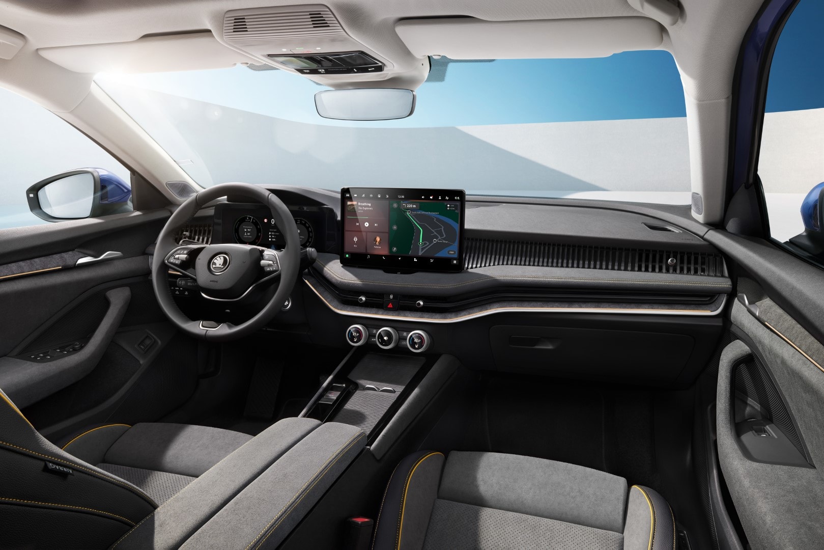 Vista del interior moderno con pantalla táctil y acabados de alta calidad.