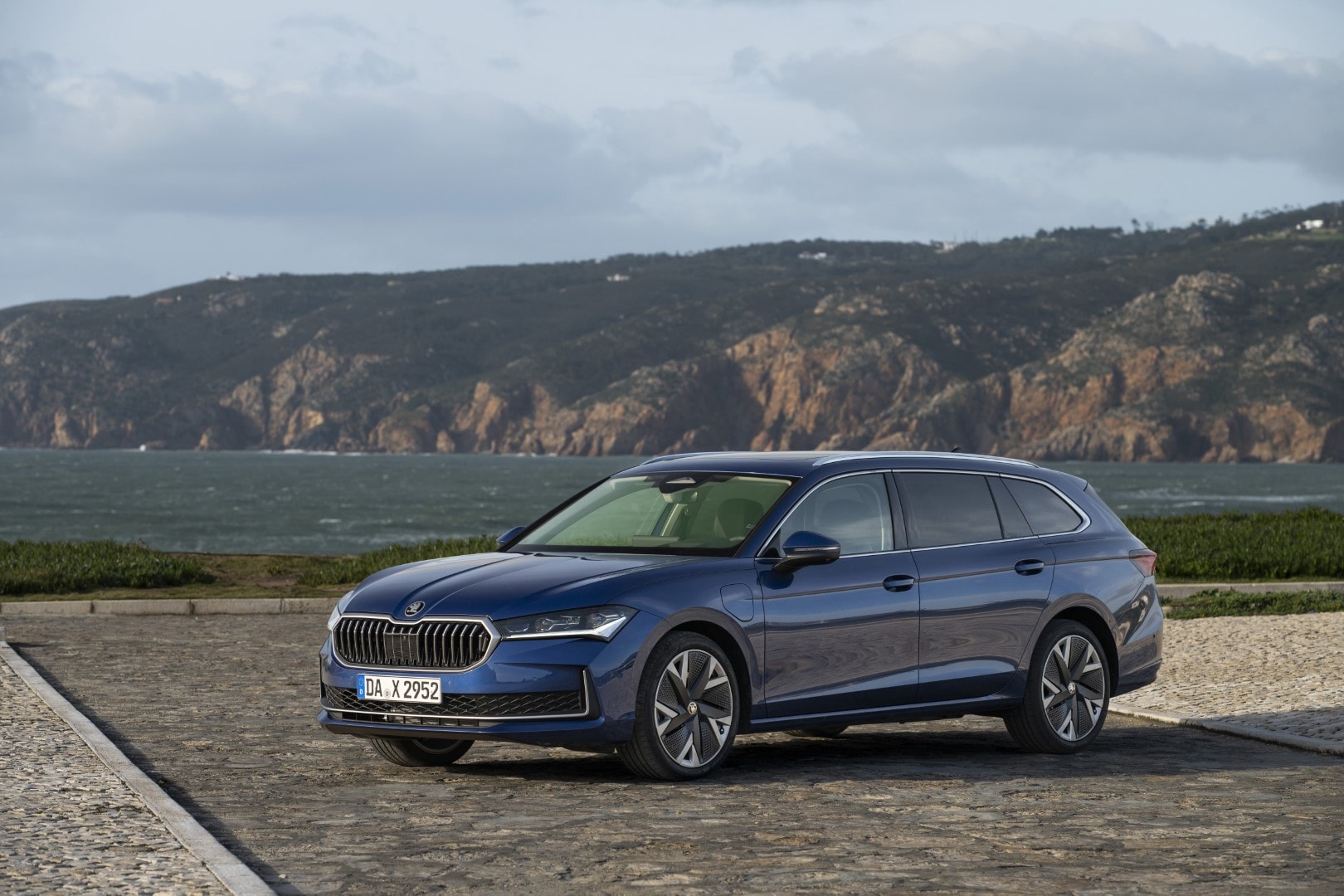 Vista lateral del Skoda Superb Combi con diseño elegante y dinámico.