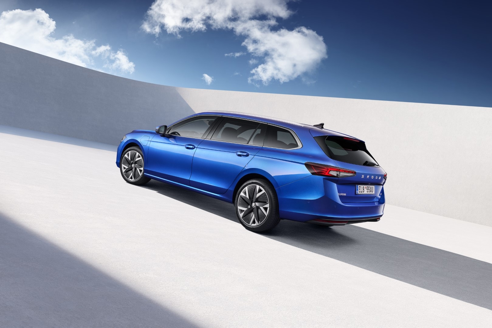 Vista lateral del Skoda Superb Combi mostrando su diseño elegante.