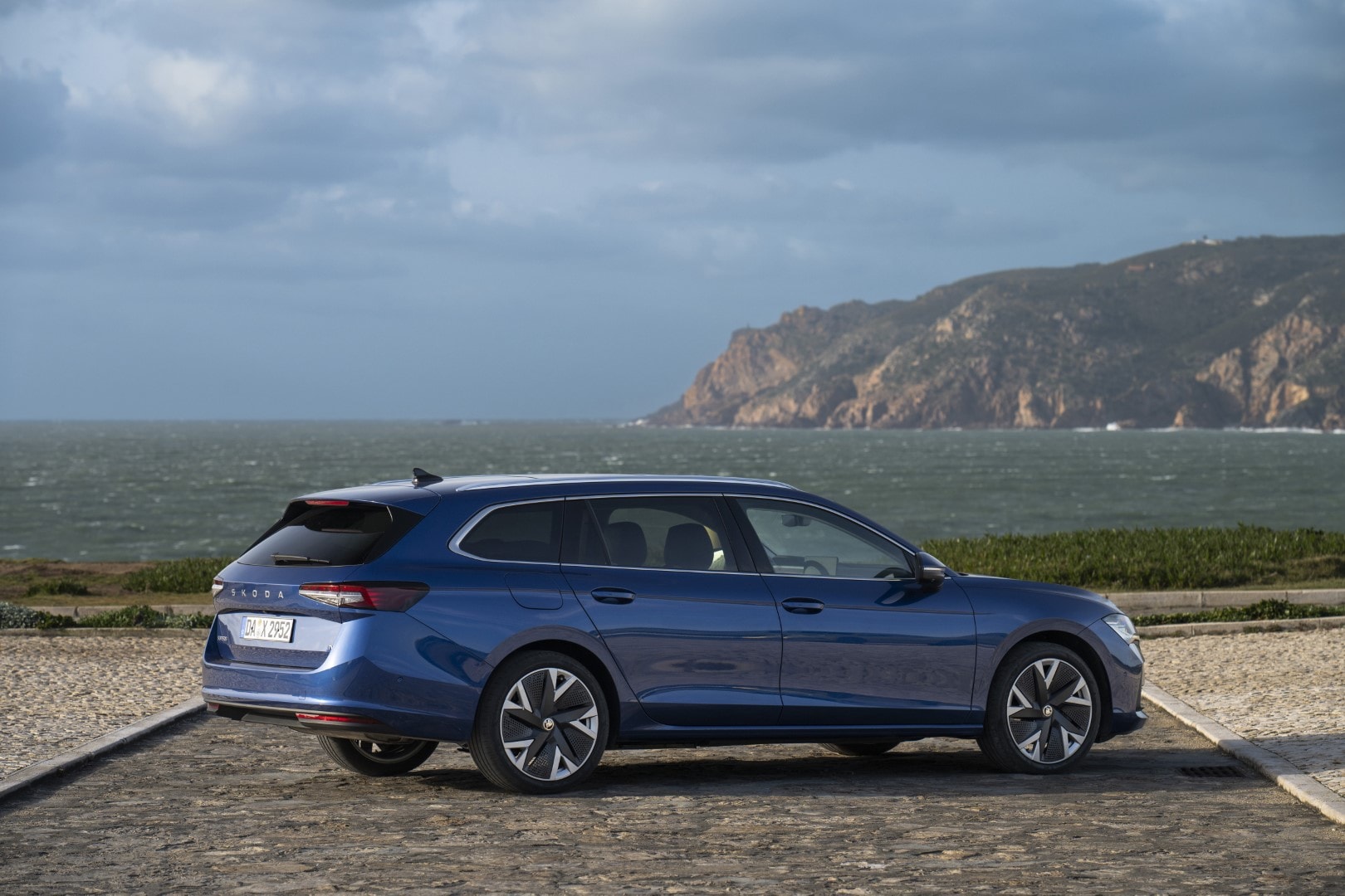 Imagen del perfil trasero del Skoda Superb Combi, mostrando líneas aerodinámicas.