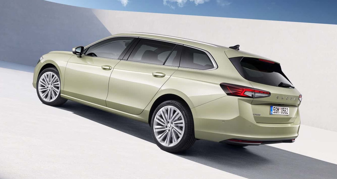 Perfil trasero del Superb Combi destacando su diseño aerodinámico.