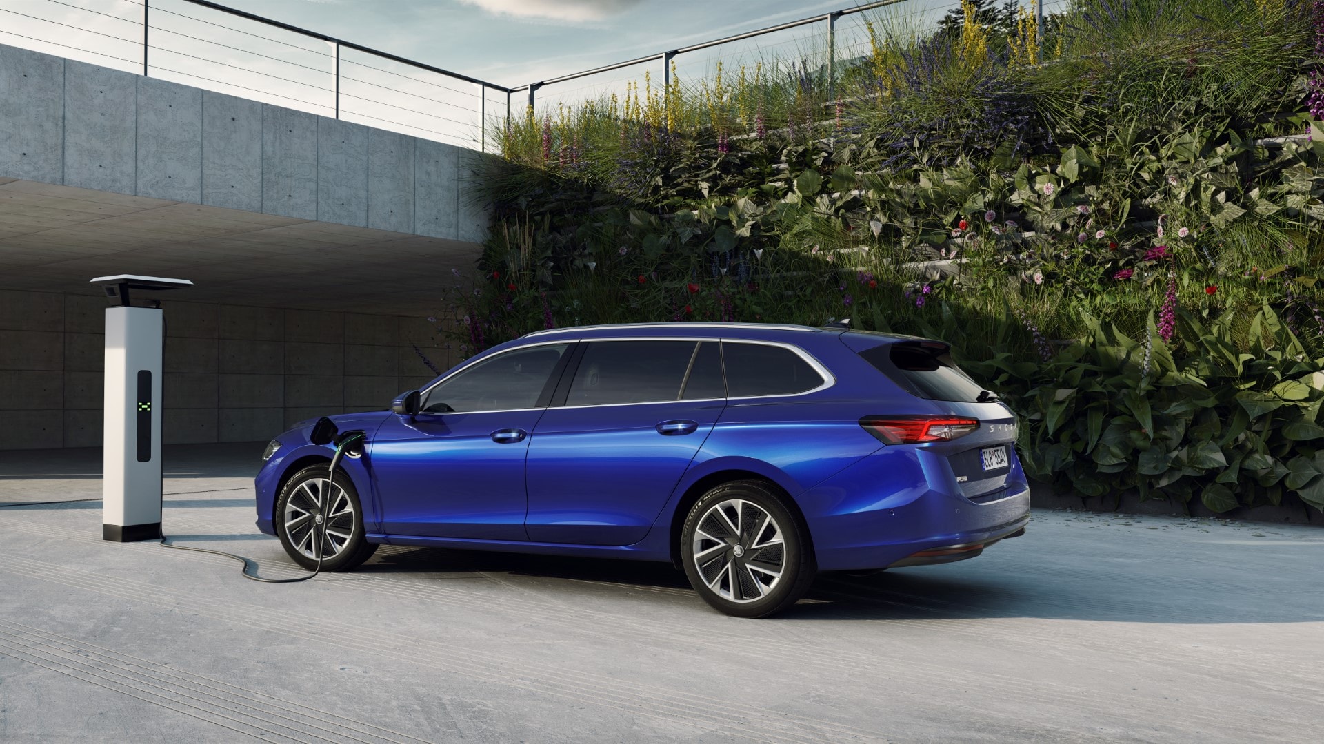 Imagen trasera del Skoda Superb Combi durante la recarga, enfatizando su opción híbrida.