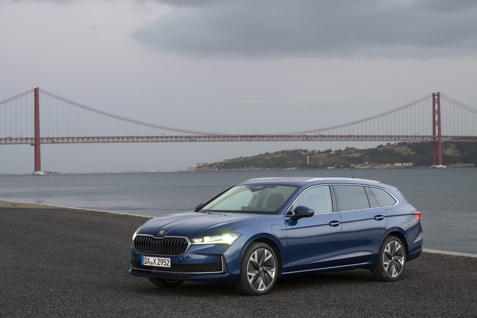 Perspectiva delantera y lateral del Skoda Superb Combi reflejando su dinamismo.
