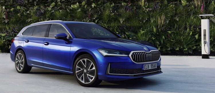 Vista lateral que muestra la elegante silueta del Skoda Superb Combi Híbrido.