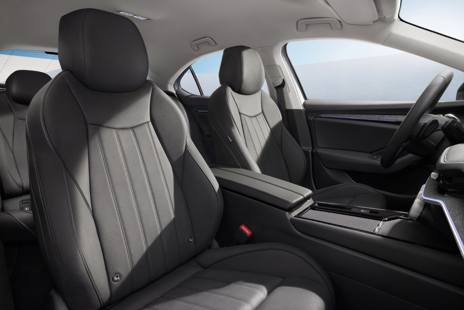 Cómodos asientos de cuero gris del Skoda Superb, fusionando estilo y confort.