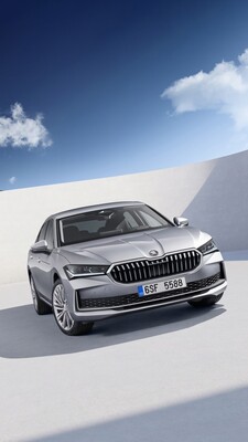 Nuevo diseño del Skoda Superb destacando su parrilla y ópticas frontales. Nuevo diseño del Skoda Superb destacando su parrilla y ópticas frontales.
