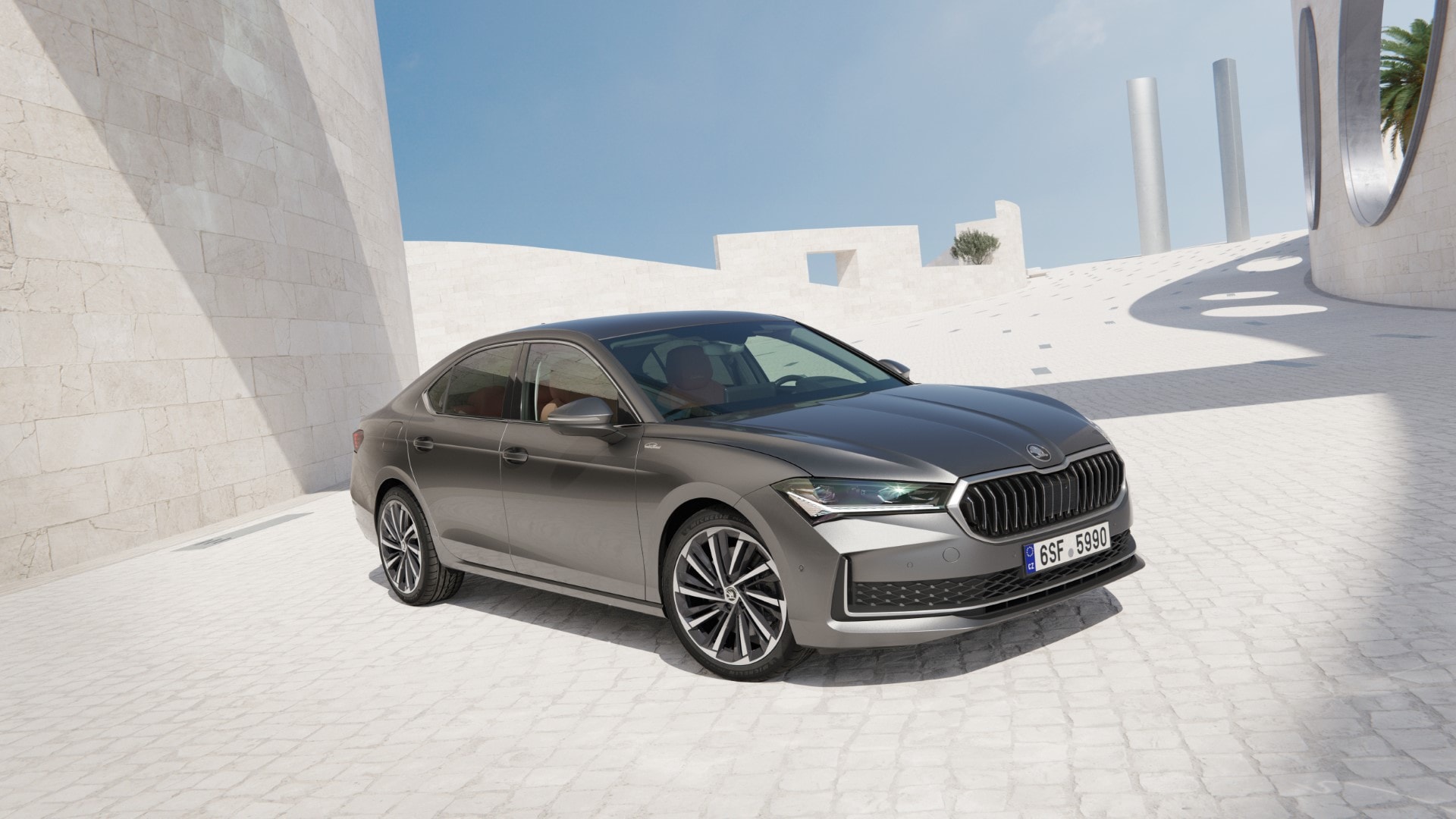 Vista del Skoda Superb exhibiendo su frontal y perfil lateral, estilizado y moderno.