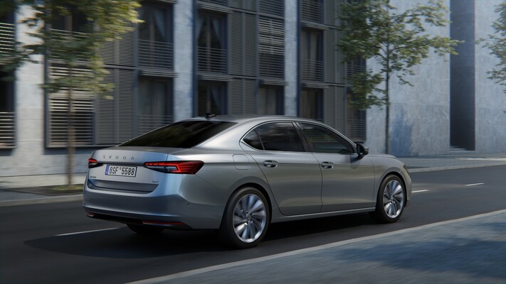 Vista dinámica del Skoda Superb mostrando su elegante línea lateral y trasera. Vista dinámica del Skoda Superb mostrando su elegante línea lateral y trasera.