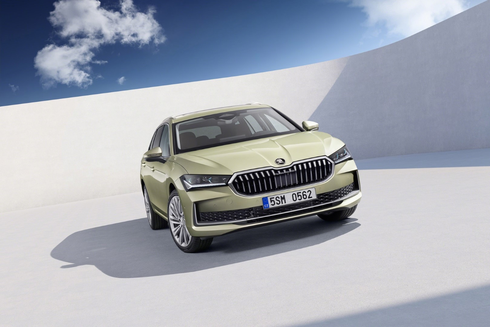Imagen del Skoda Superb que muestra su frente renovado y parrilla distintiva.