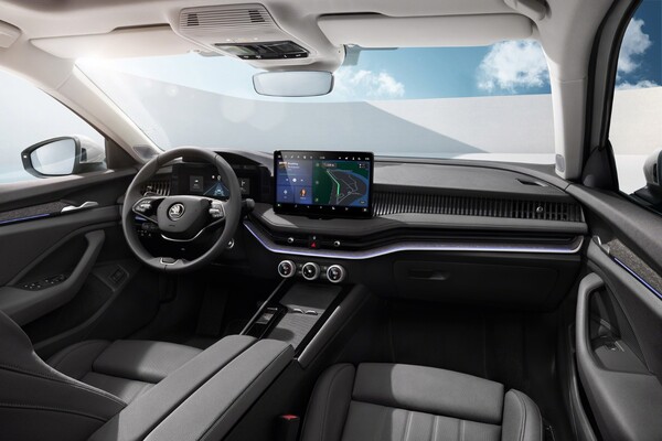 Habitáculo moderno del Skoda Superb con sistema de infoentretenimiento y acabados de calidad. Habitáculo moderno del Skoda Superb con sistema de infoentretenimiento y acabados de calidad.