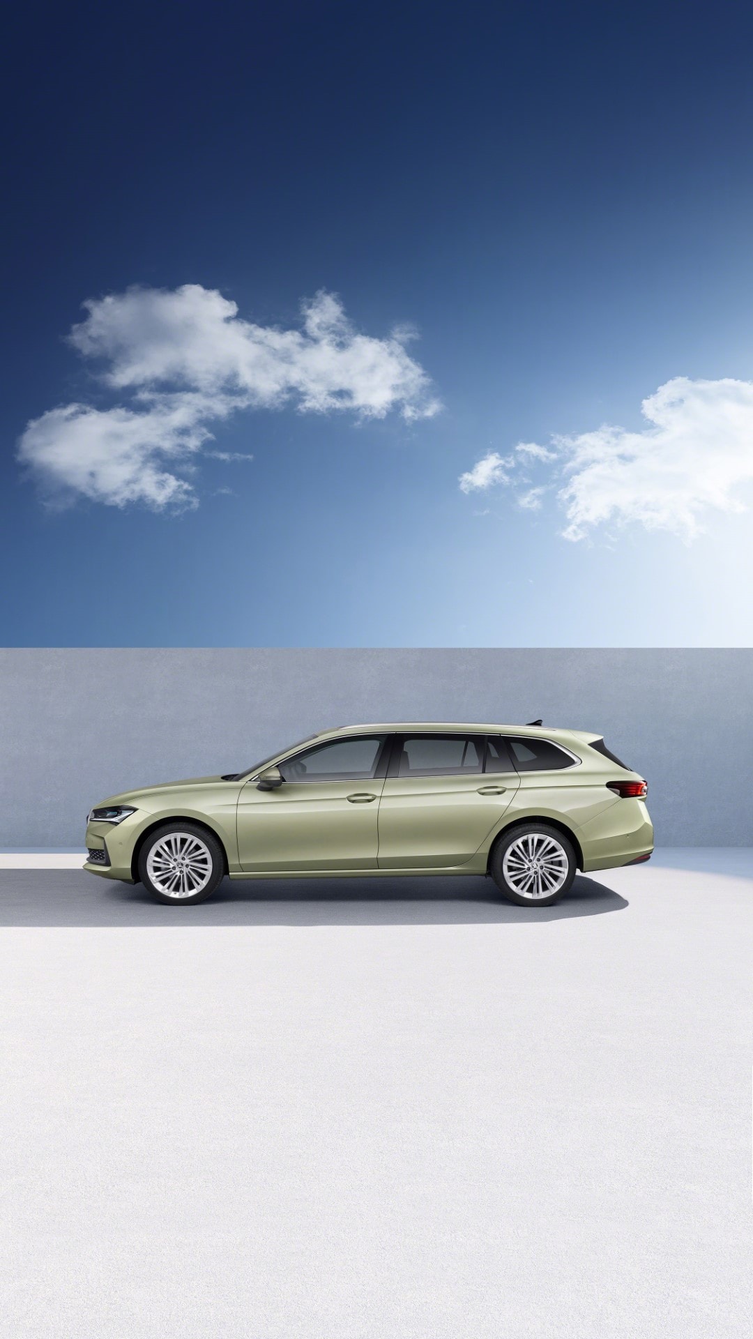 Lateral del Skoda Superb con una perspectiva que muestra sus proporciones equilibradas.