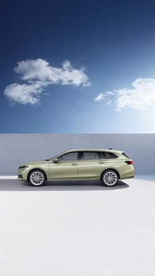 Lateral del Skoda Superb con una perspectiva que muestra sus proporciones equilibradas. Lateral del Skoda Superb con una perspectiva que muestra sus proporciones equilibradas.