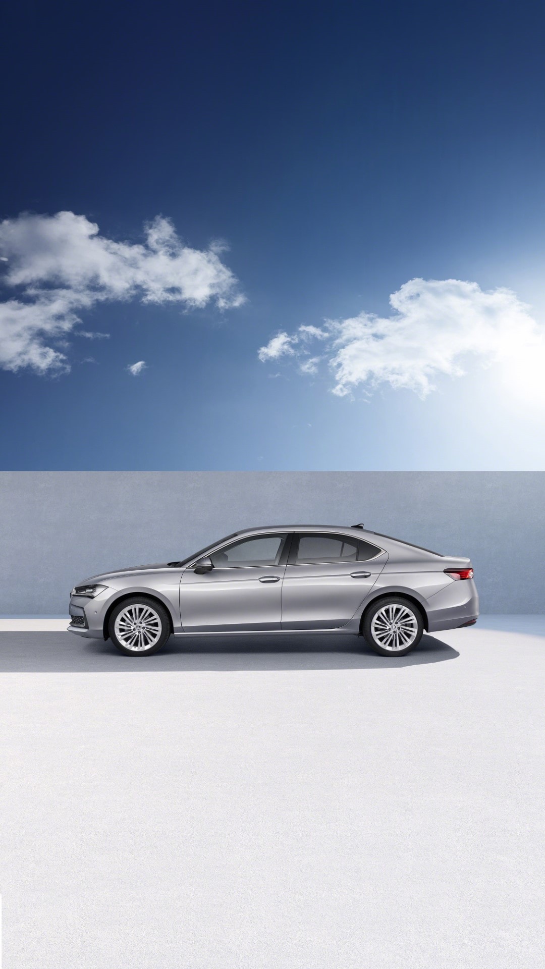 Vista lateral del Skoda Superb que destaca su silueta alargada y elegante.