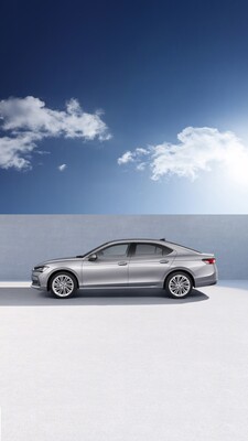 Vista lateral del Skoda Superb que destaca su silueta alargada y elegante. Vista lateral del Skoda Superb que destaca su silueta alargada y elegante.