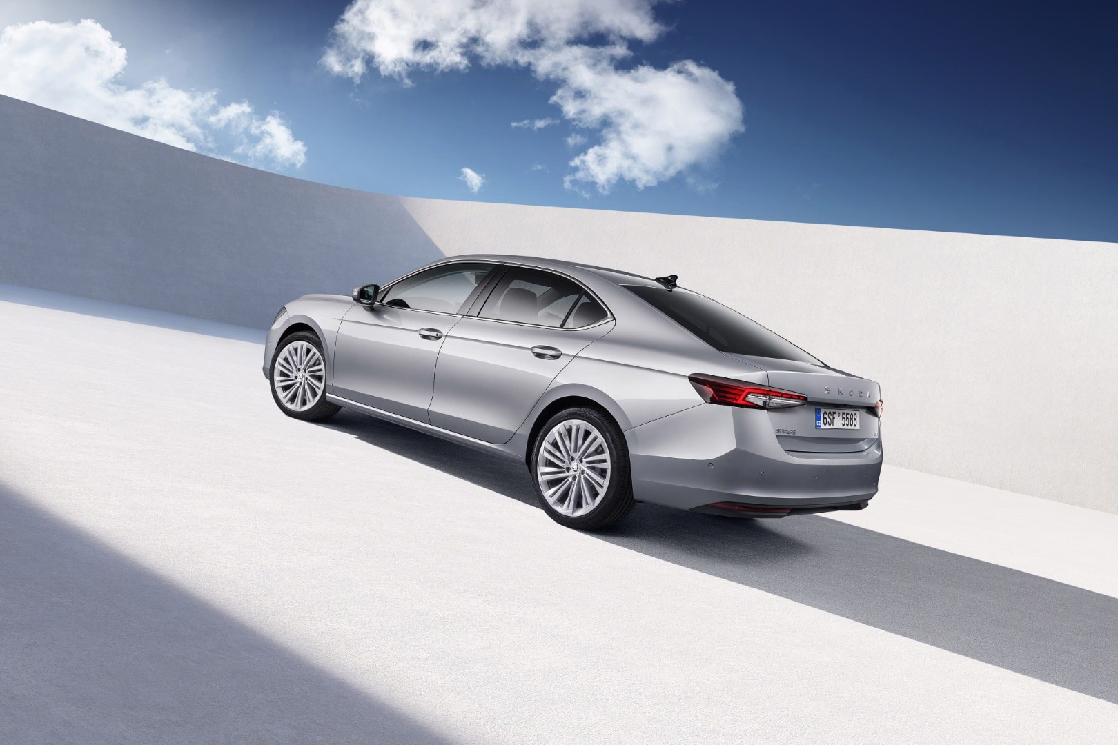 Perfil trasero-lateral del Skoda Superb Sedán con diseño sofisticado y deportivo.