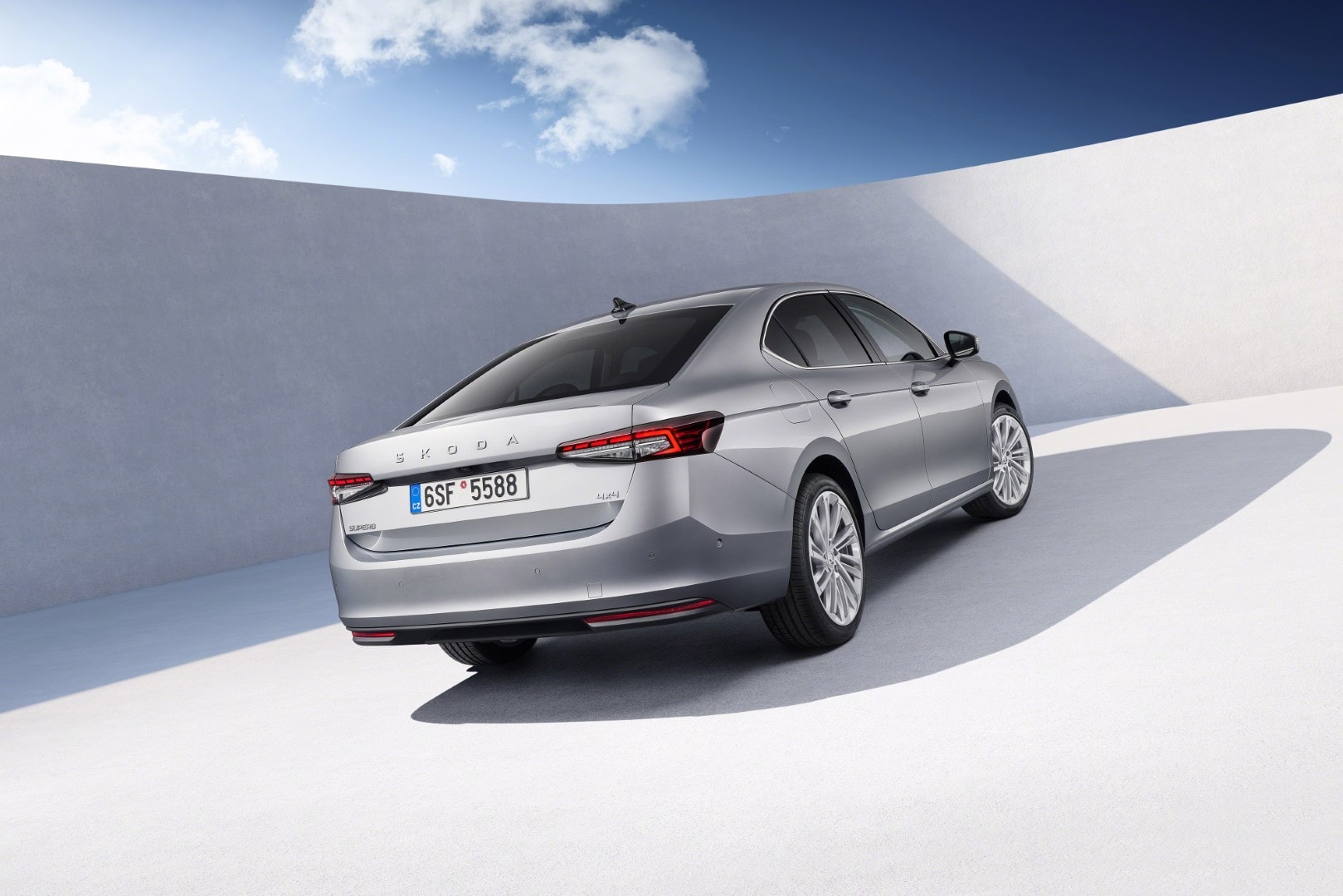 Elegancia define esta vista trasera-lateral del Skoda Superb Sedan con colores neutros.