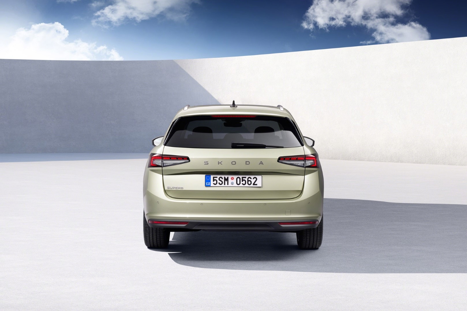 Imagen nítida de la parte trasera del Skoda Superb, con énfasis en su diseño de luces traseras.