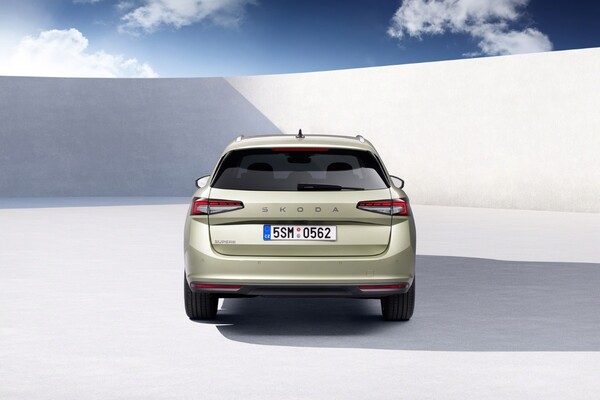 Imagen nítida de la parte trasera del Skoda Superb, con énfasis en su diseño de luces traseras. Imagen nítida de la parte trasera del Skoda Superb, con énfasis en su diseño de luces traseras.