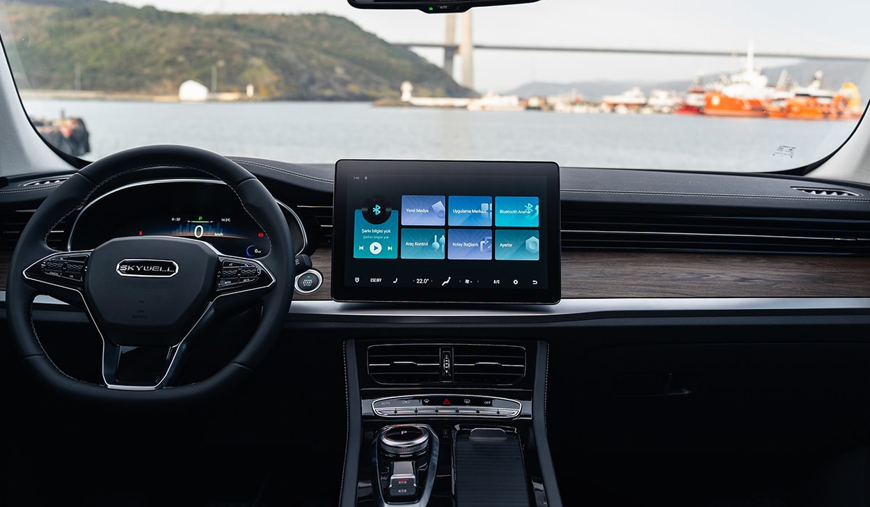 Cabina del conductor con enfoque en la instrumentación y consola central digital.