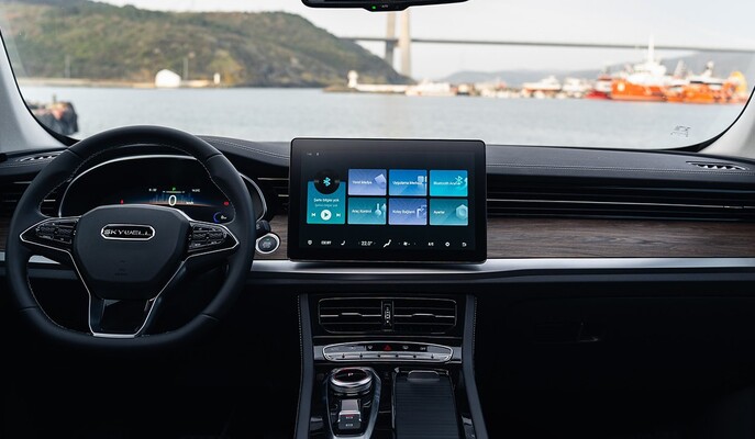 Cabina del conductor con enfoque en la instrumentación y consola central digital. Cabina del conductor con enfoque en la instrumentación y consola central digital.